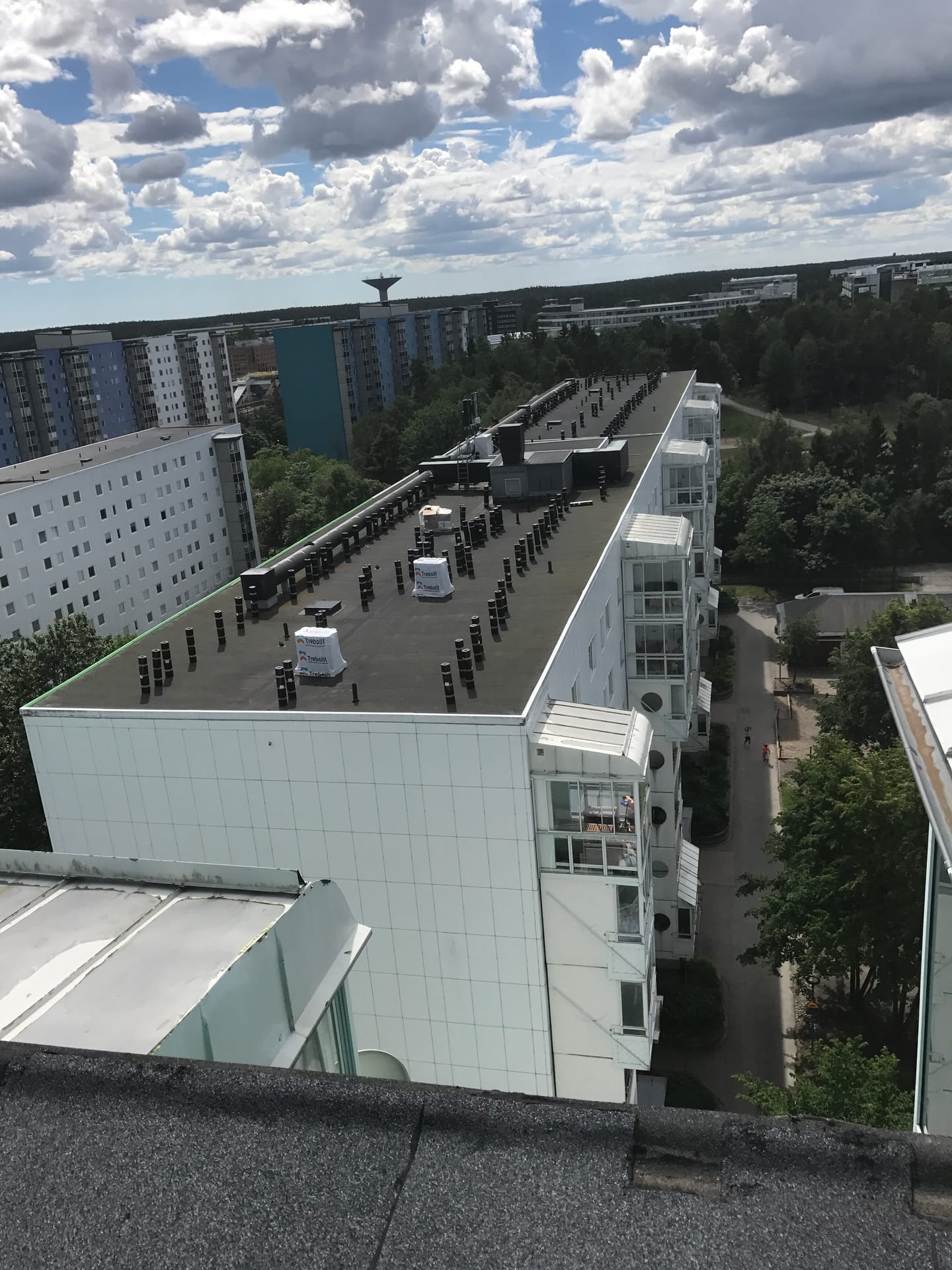 Omläggning av papptak på flerbostadshus med Trebolit